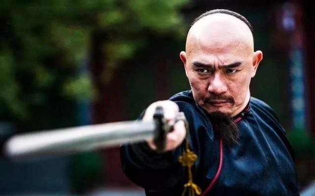 军机大臣|雍正将侍卫提为军机大臣,乾隆上位后又让他自尽,两位帝王真高明