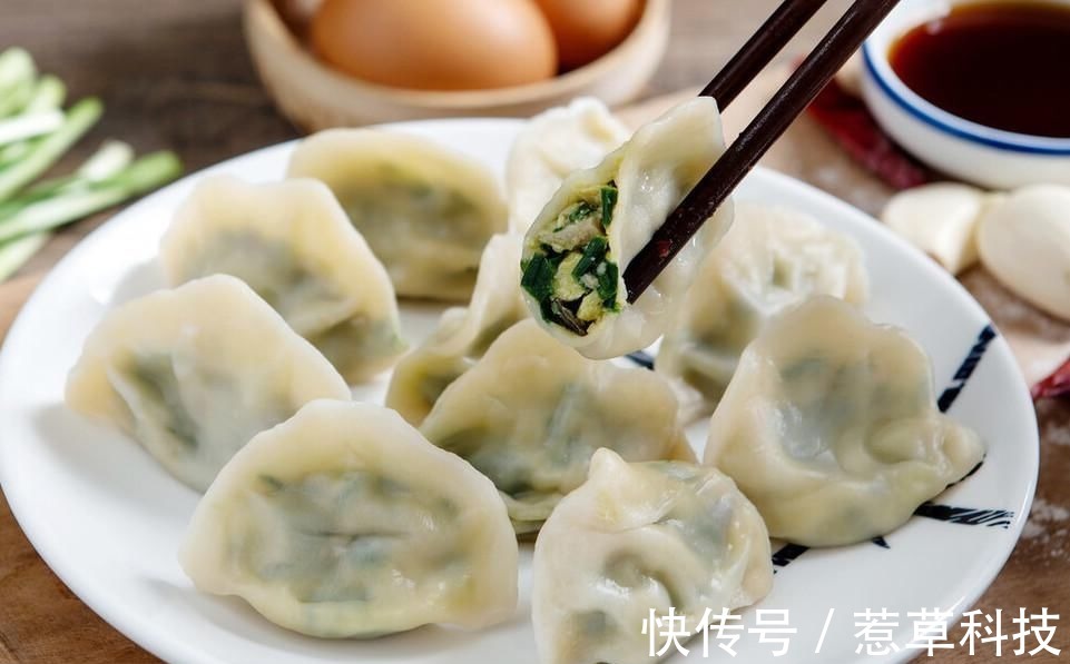 调韭菜鸡蛋馅，无需太多香料，3样就够了，包出来的饺子鲜香爽口