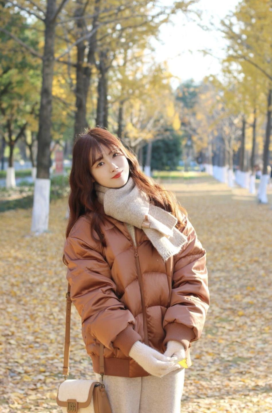 修身牛仔裤 羽绒服才是冬季穿搭的“神”,保暖又时尚,谁都离不开它