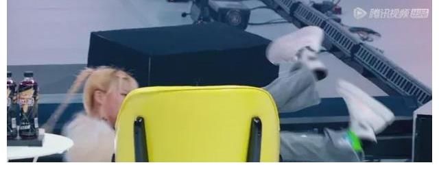 王嘉尔|《黑怕女孩》首播！选手好看，作品记不住