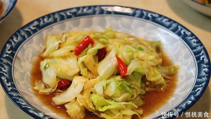 爸爸下厨做的晚餐,普通食材美味下饭,比在饭店吃还解馋