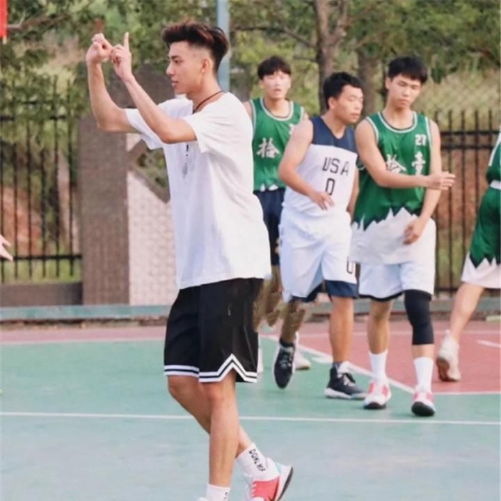 超帅体育老师走红,女生沉迷拍照就算了,