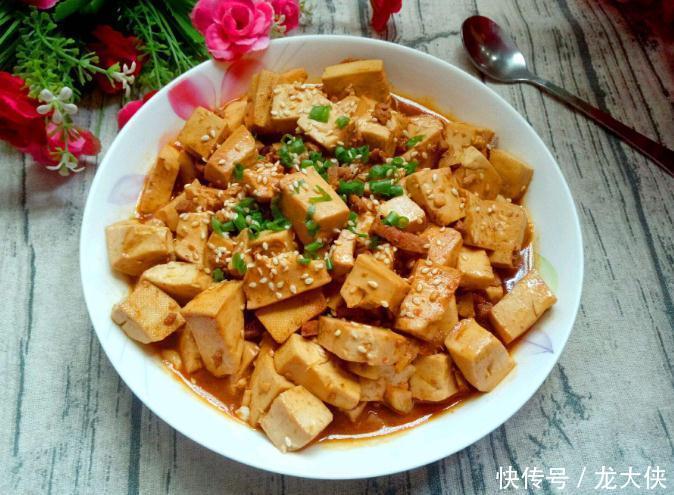  简单|家常豆腐这样简单下锅，味道鲜嫩爽滑，搭配川味调料酱，超级下饭