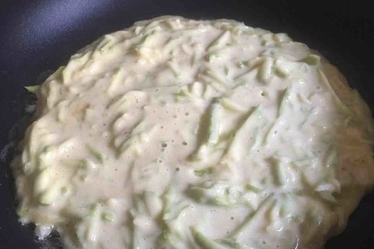 70岁奶奶的鸡蛋饼秘方，3分钟学会，营养美味，再也不光顾路边摊