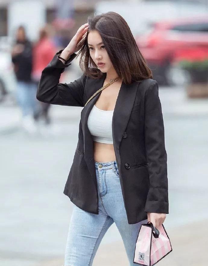 周末出去逛街，搭配一身小西服和破旧的牛仔裤，简约时尚，有个性