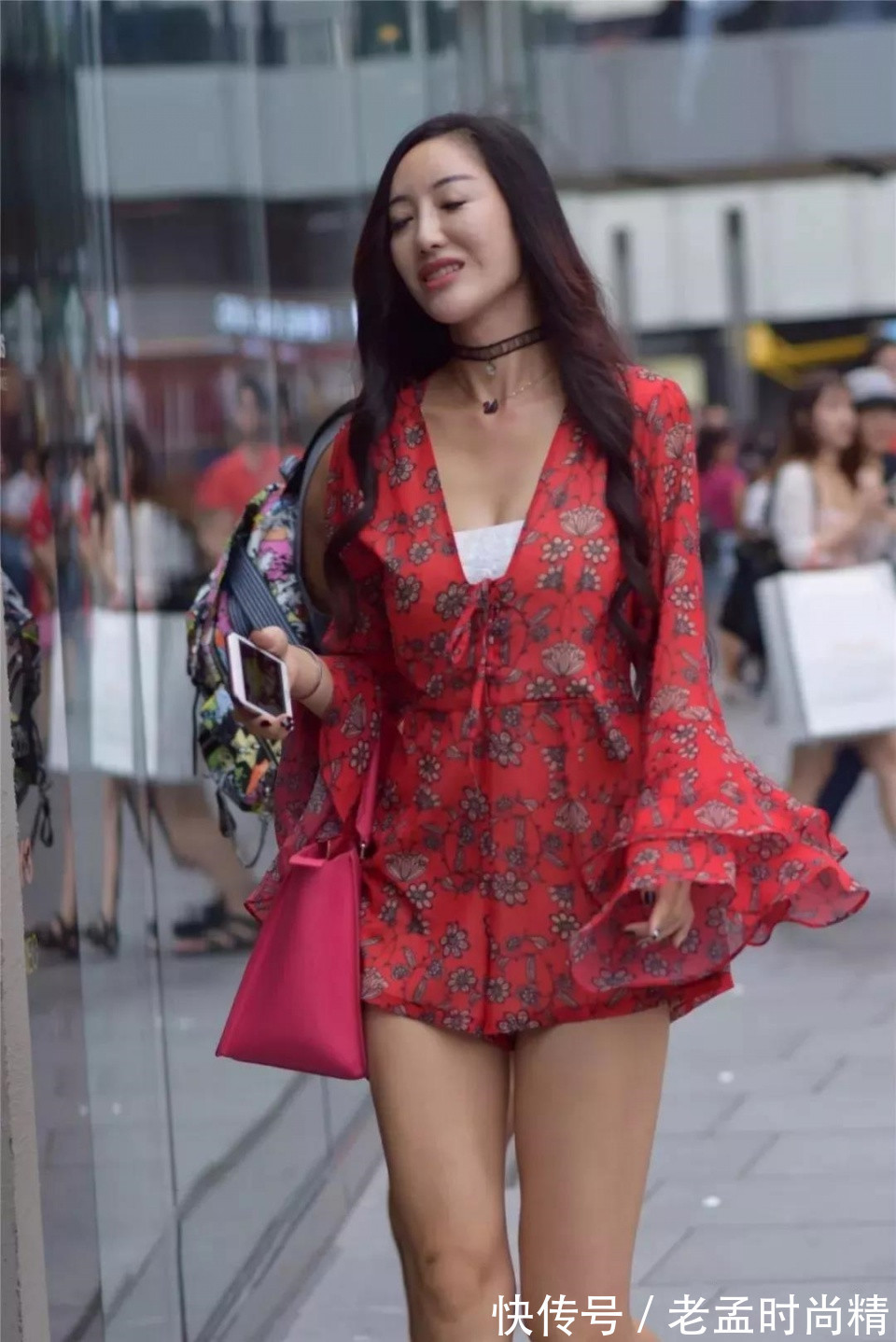 绸缎短裙|街拍: 穿红色绸缎短裙的性感靓丽美妇, 优雅的气质风度翩翩!