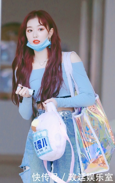 牛仔|孔雪儿不做腿模可惜了!穿牛仔短裤都洋气,“丝袜”美腿让人羡慕