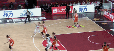 上海隊(duì)|墊腳+怒罵上海領(lǐng)隊(duì)!曾朝球迷豎中指的她,有辱“女阿聯(lián)”的名號(hào)