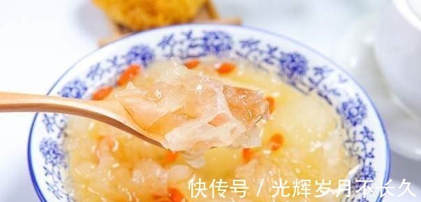 天热多喝银耳汤,煮银耳汤时,多做这2步,软糯黏稠,出胶快又多