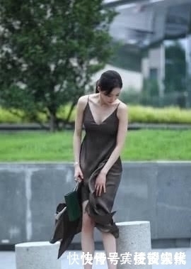 牛仔裤|修身背心搭配牛仔裤,时尚又奢华,彰显女人的独特魅力