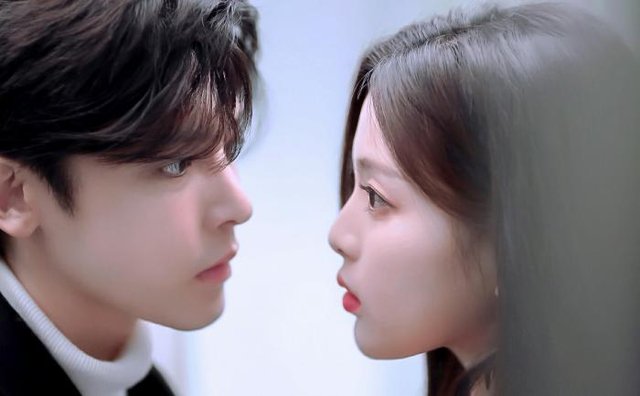 搭档杨超越综艺，侯明昊双剧预定播出，并与宋祖儿关晓彤合作