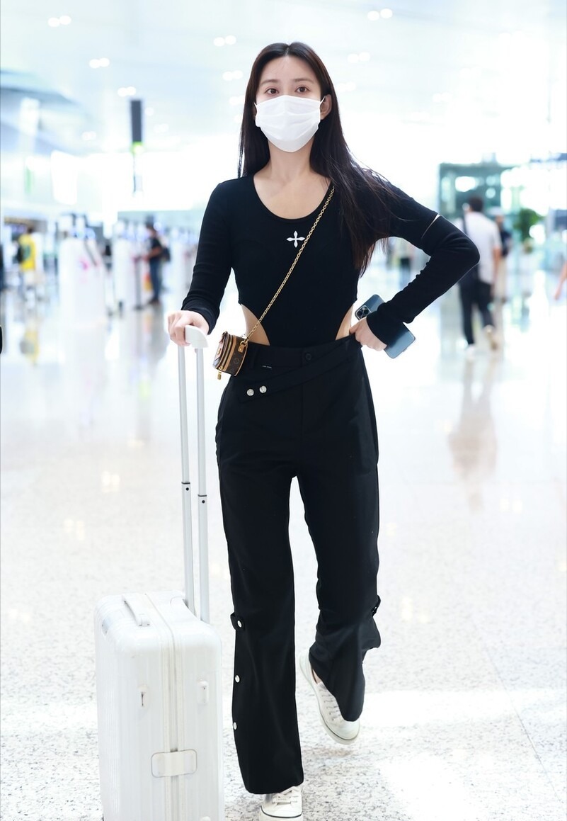 珠宝 特朗普73岁原配真精致,浓妆艳抹超浮夸,珠宝花里胡哨像地摊货