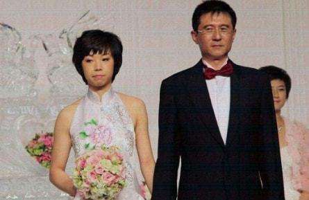 中国乒乓球队|40岁张怡宁宛如少女!大20岁富豪老公已成老头,很会哄老婆开心