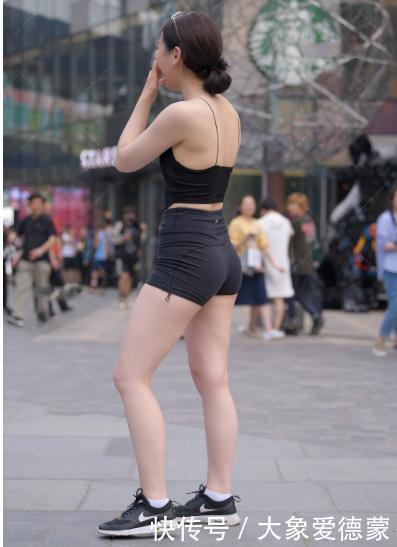 黑色吊带背心搭配修身的短裤,清凉舒适,大方得体