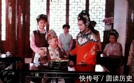 荣国府|《红楼梦》里刘姥姥进荣国府时引发的“三笑”,到底暗示了什么