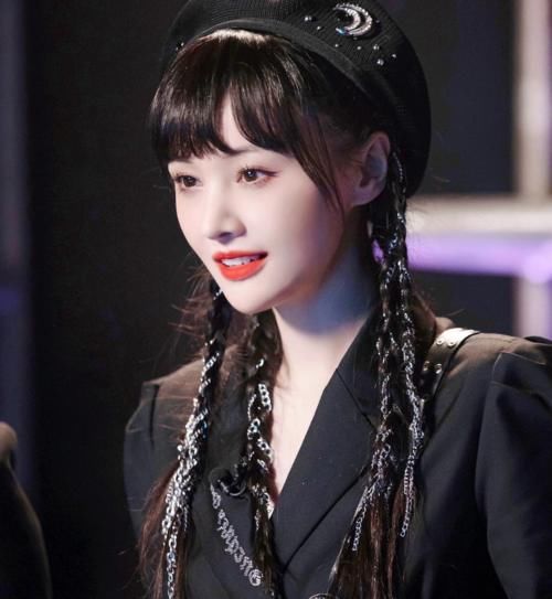 郑爽再回《追光吧》不尴尬，节目组态度已很明显，她有任性的资本