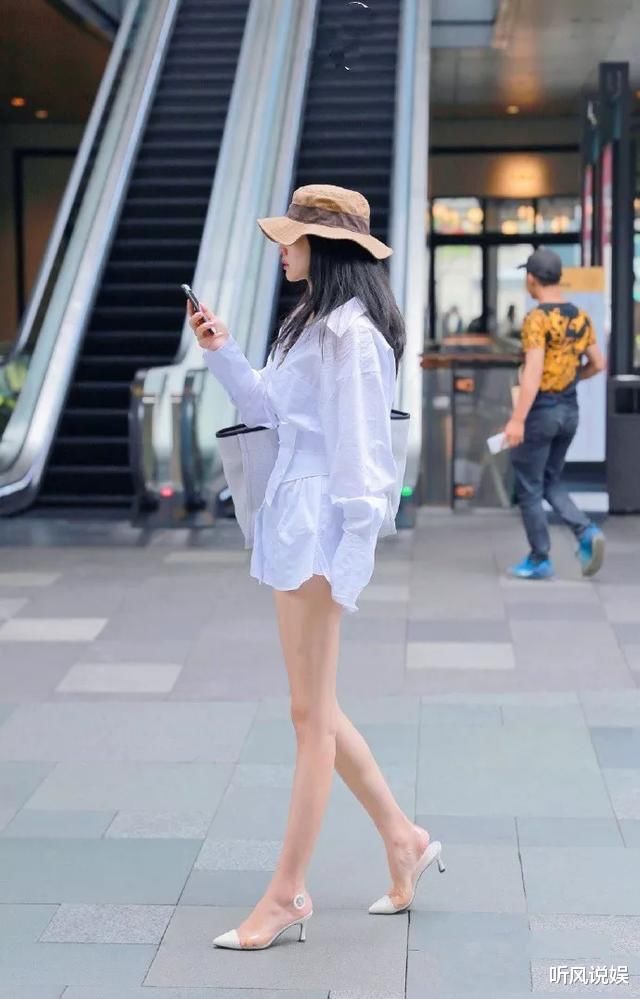 脚上搭配一双黑色高跟鞋，给人一种性感又迷人气息，凸显女神范