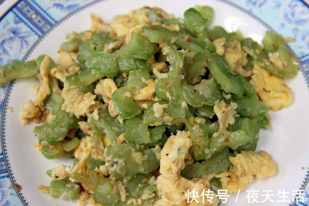 窍门|炒苦瓜需要焯水吗牢记2个窍门，苦瓜不苦不涩，翠绿不发黄
