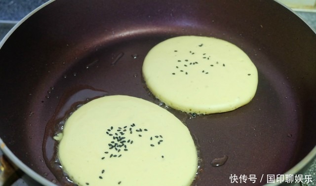 玉米面饼简单又好吃,搅一搅拌一拌,3分钟煎一锅,香软营养好