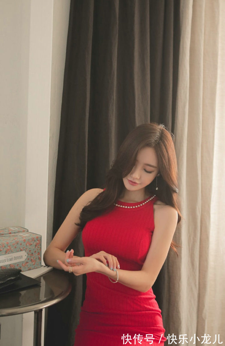 脸型|黑色的吊带紧身连衣裙，展示个人魅力的同时，修饰出了苗条的曲线