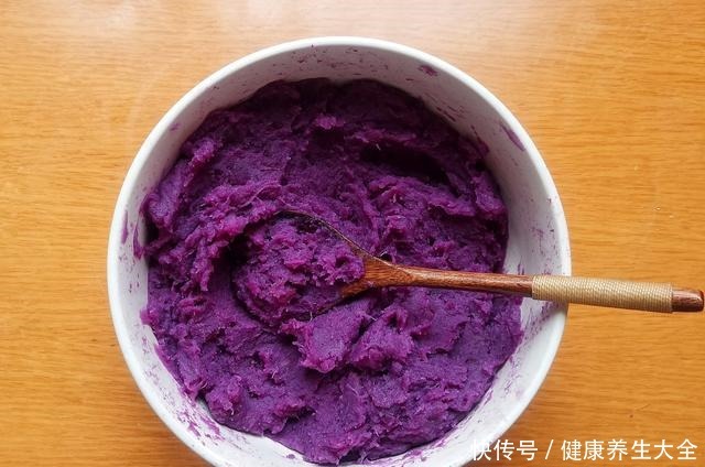 它长得像紫薯,但却不是紫薯,软乎香甜好解馋,用来当早餐很合适