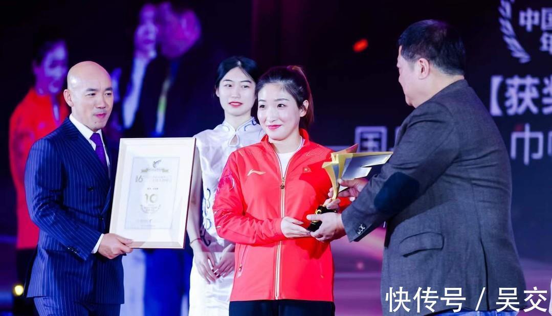 乒乓球队|恭喜刘诗雯获大奖，高马尾造型亮相，发表感言归功于国乒，高情商