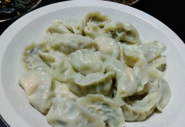 春天正当吃韭菜饺子,牢记3个小窍门,韭菜鲜嫩不出水,无异味