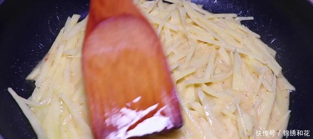 土豆丝里打两个鸡蛋,没想到这么好吃,我家一周做3次!