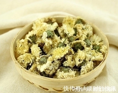 泡水|菊花泡水喝时,别忘了加点它,清除体内毒素和垃圾,皮肤细腻光滑