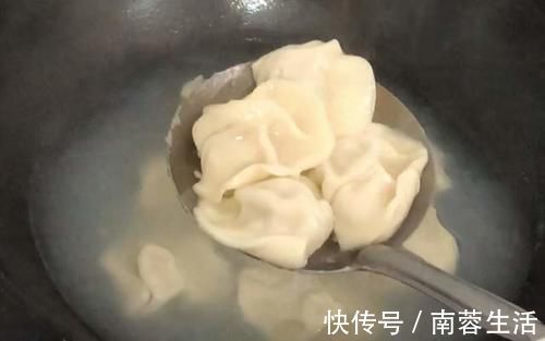 白菜猪肉水饺这样做才好吃，薄皮大馅，不破皮不露馅，做法简单