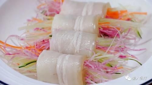 年夜饭的压轴菜，几样时蔬简单一切，用五花肉端上桌，看着就喜庆