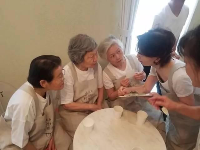 天天|这家餐厅服务员是6个老奶奶,天天上错菜,却让人来了都不想走…