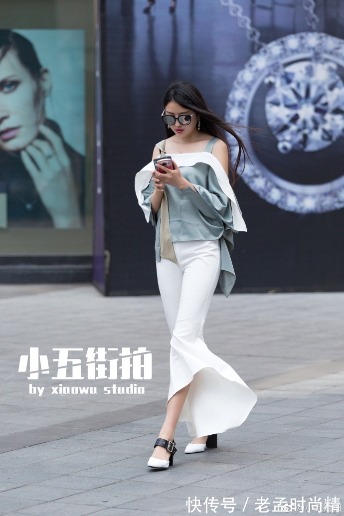 牛仔裤|重庆街拍,低领荷叶边上衣搭配牛仔裤,时髦又有女人味!