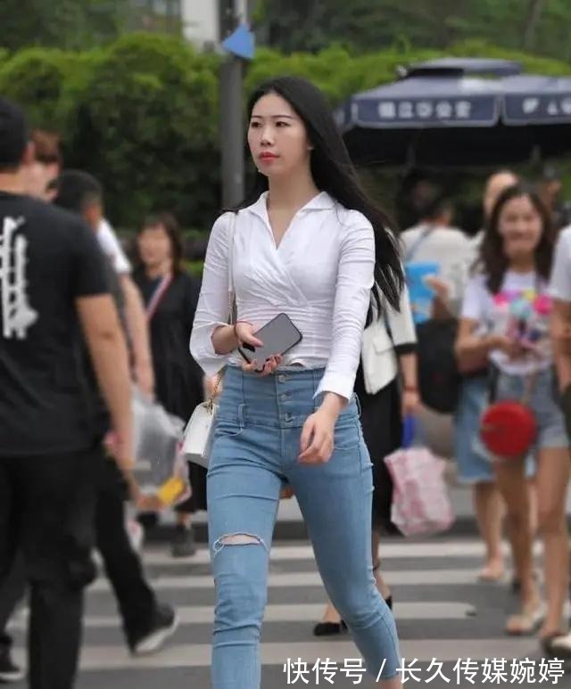 包臀裙|背心搭配牛仔裤,非常的甜美又俏皮,高腰的设计非常的显高