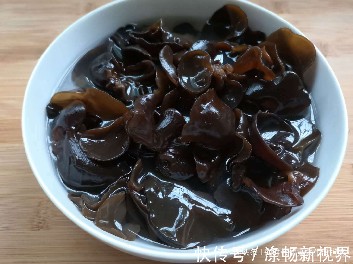面糊|木耳新吃法,3分钟就出锅,咸香酥脆,比肉还好吃,饭店都吃不到