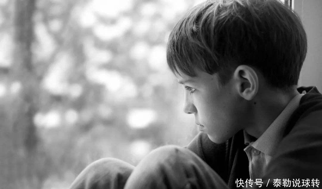 小女孩|因忘记给孩子买饮料,5岁女孩狠踹妈妈5脚,爸爸的做法太解气