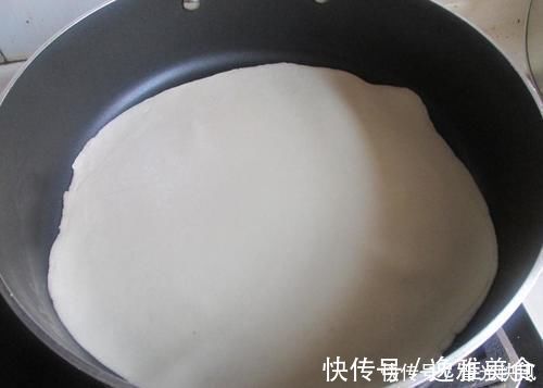 做法|春饼这样做又薄又软特好吃，按照这做法一锅烙两张，不开裂不发硬卷啥都很香