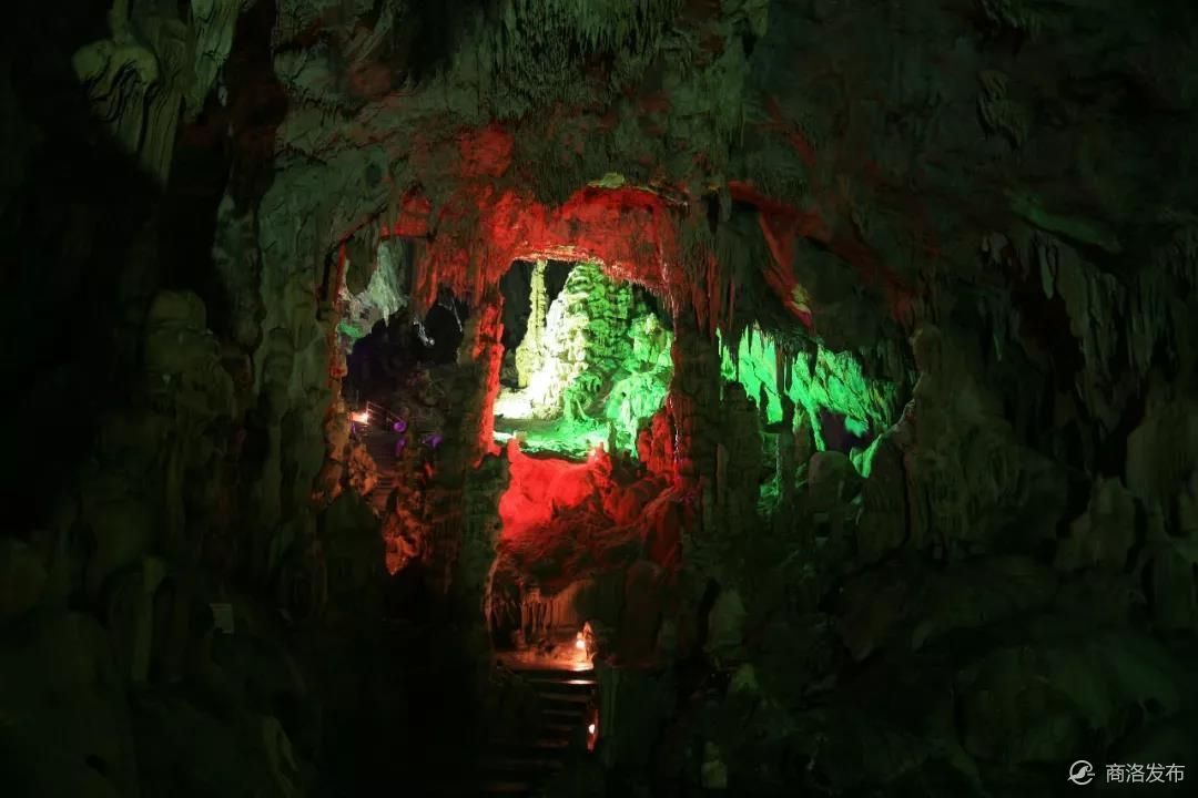 半山腰|西北发现最大的溶洞，“长”在半山腰，绝对是大自然的鬼斧神工