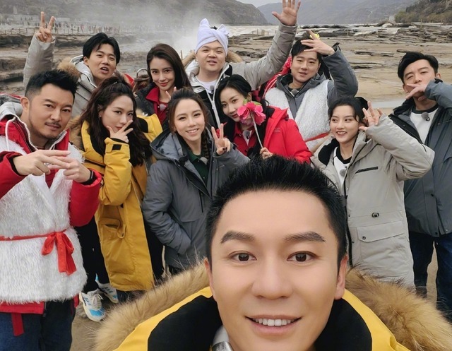 杨幂|迪丽热巴意外摔坏粉丝手机，脱口而出7个字后，在场的群众都惊了