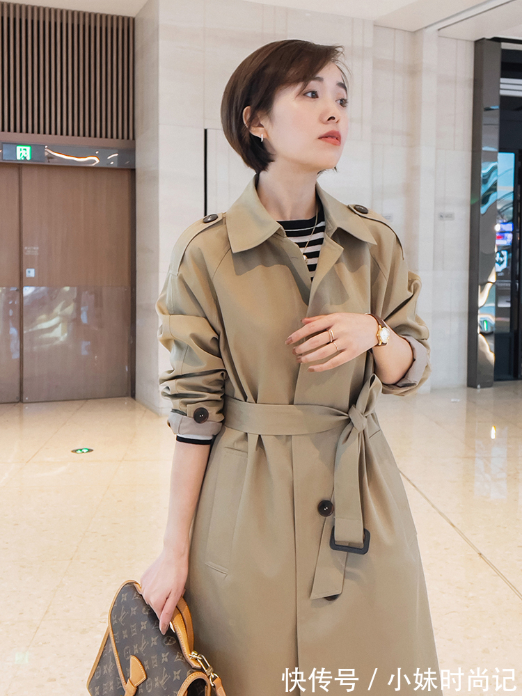 牛仔裤|38岁女性怎么穿风衣才洋气?搭配上蓝色衬衫和牛仔裤,高级又减龄