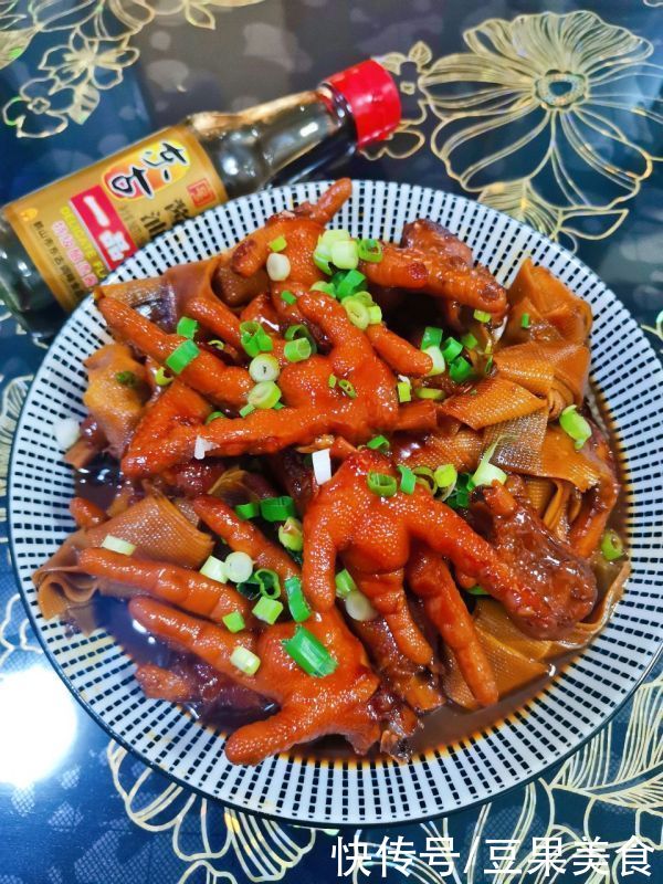 鲜美|#不容错过的鲜美滋味#红烧鸡爪加干豆腐结
