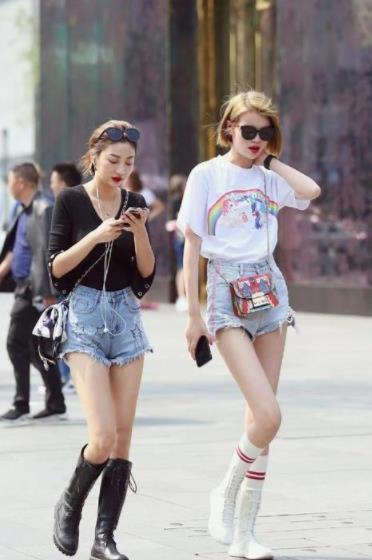 身穿|街拍身穿红色短上衣的小美女,长发飘飘,非常有型