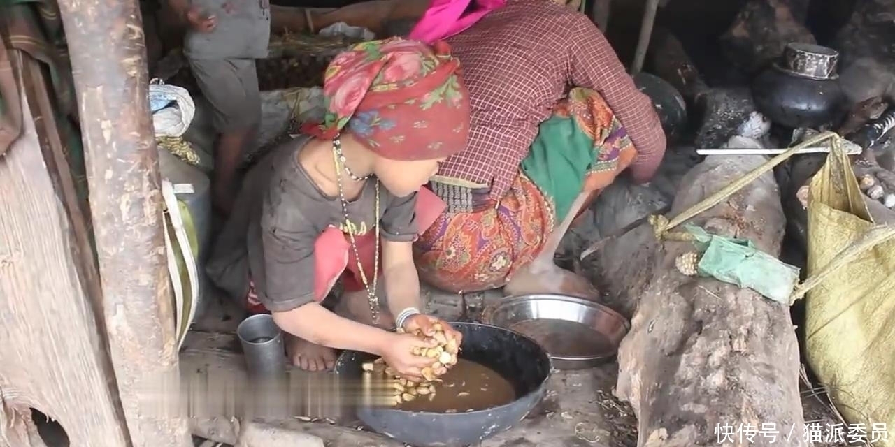 尼泊尔|尼泊尔山区穷人家的生活,房子矮的直不起腰,只吃一个土豆炒蘑菇