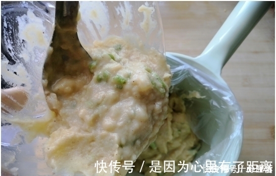 厨妹|不用揉面2分钟就做一锅,比买的炸薯条还好吃,加俩鸡蛋个个香嫩