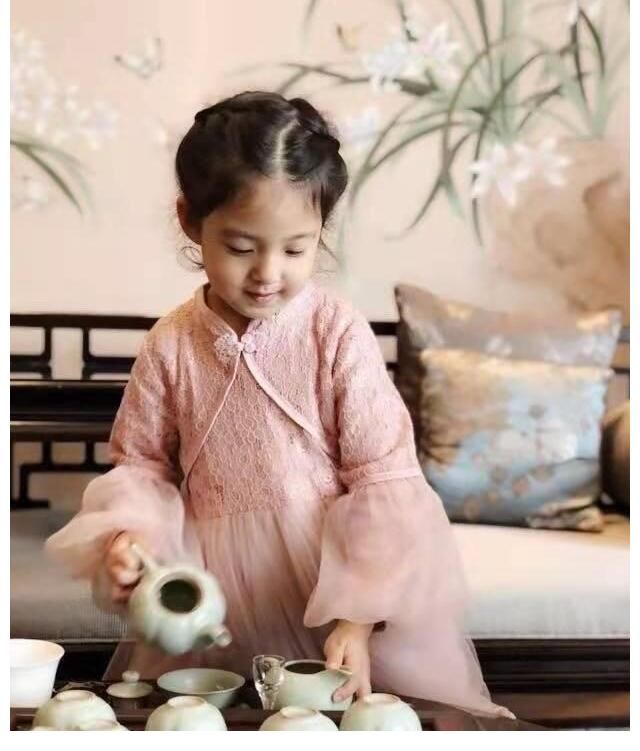 《爸爸5》重聚！吳尊一家四口回國，小泡芙變化大，嗯哼遺憾缺席