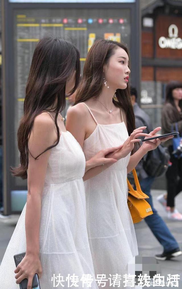 闺蜜装穿出一对姐妹花，白色薄纱连衣裙搭配高跟鞋，回头率极高