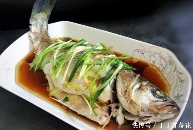 蒸鲈鱼|清蒸鱼,到底要蒸多久厨师长告诉你正确的时间,保证鱼肉鲜嫩