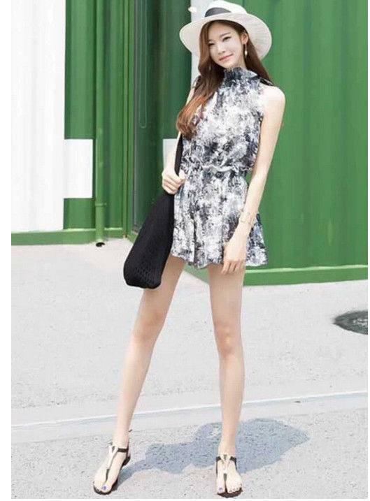 女人味|笑容甜美的小姐姐,白色的短袖搭配牛仔裤,显得阳光又有女人味