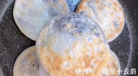 最近我家没少吃它,包一物按成饼,煎一煎出锅,外皮筋道馅香甜,美味