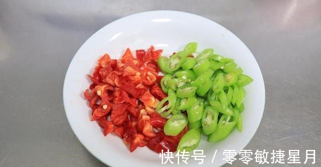 香辣蛤蜊豆腐羹营养丰富,香辣鲜美,色香味俱全!
